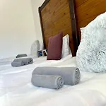 Hotel Red House Family House