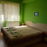 Red House Family House Отель