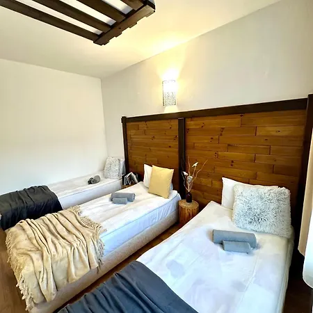 Ξενοδοχείο Red House Family House