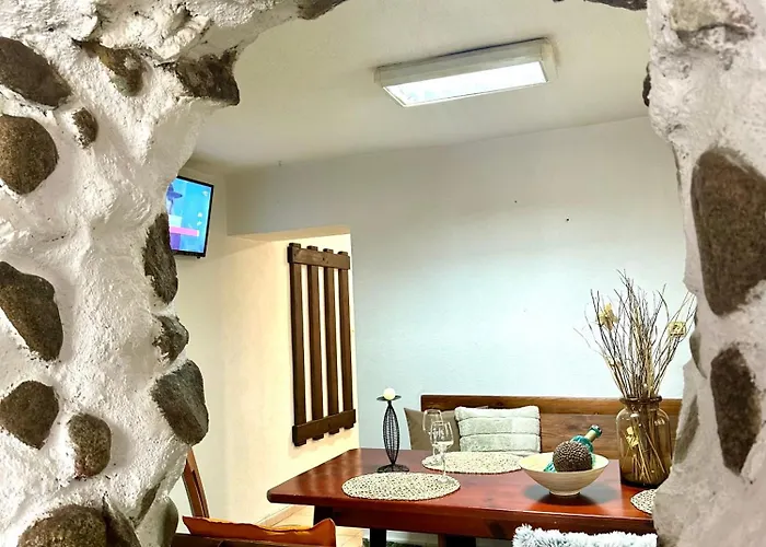 Red House Family House 반스코