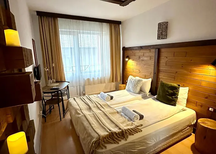 Red House Family House 반스코