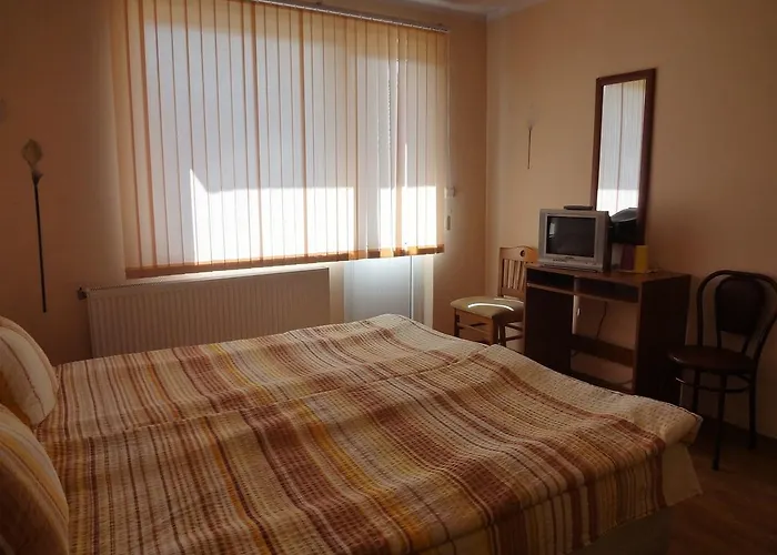 Red House Family House 호텔 반스코