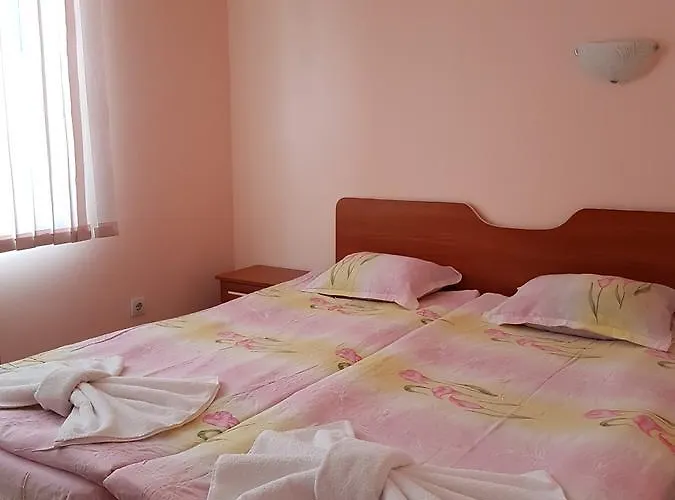 Red House Family House 반스코