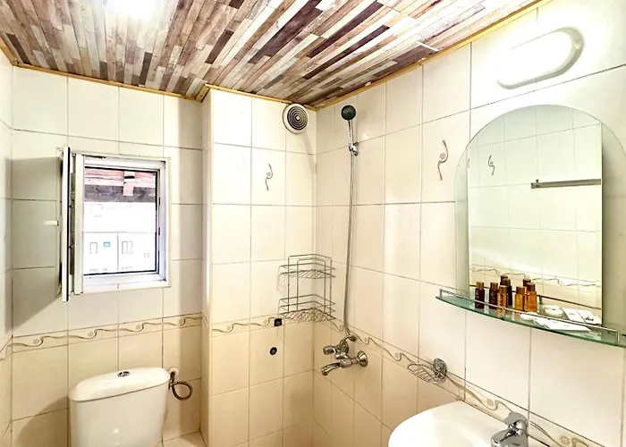 Red House Family House מלון