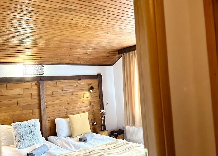 Red House Family House מלון 3*