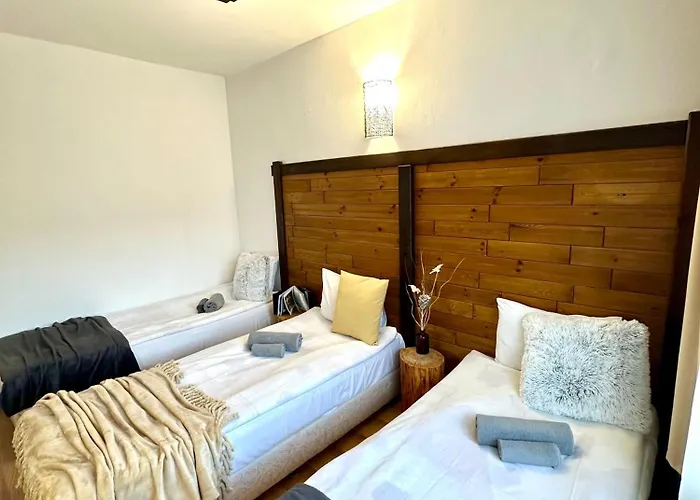 מלון Red House Family House