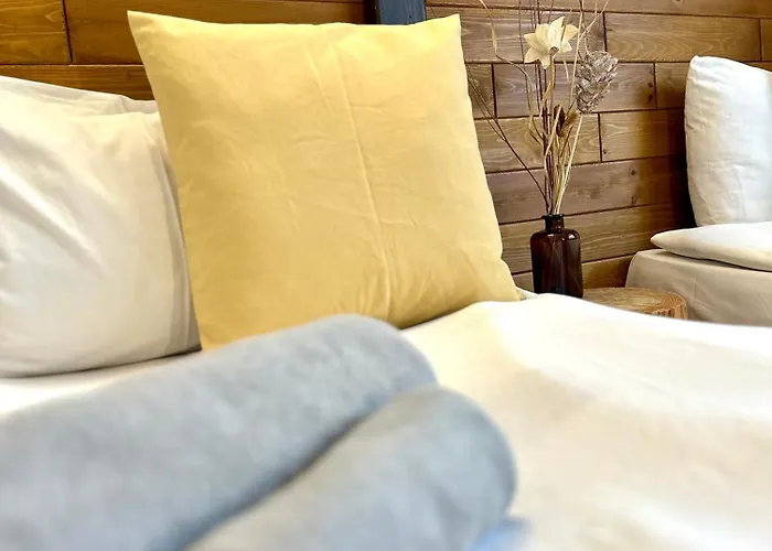 Red House Family House מלון