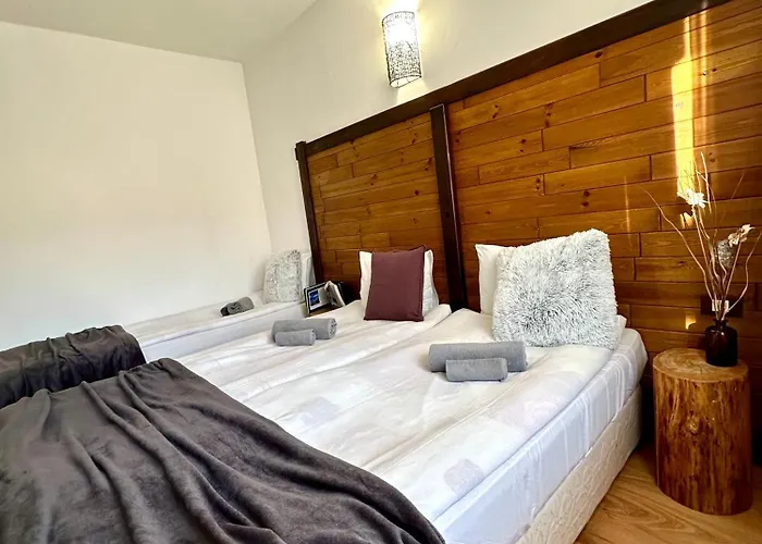 Red House Family House מלון