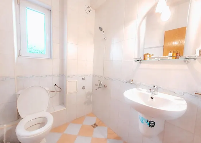 מלון Red House Family House