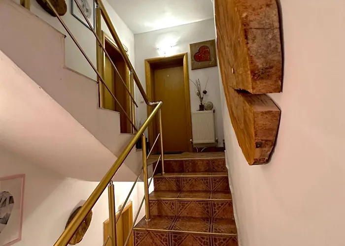 Red House Family House מלון