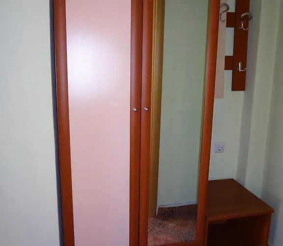 מלון Red House Family House בנסקו