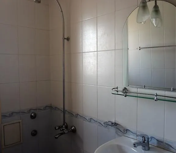 Red House Family House מלון 3*