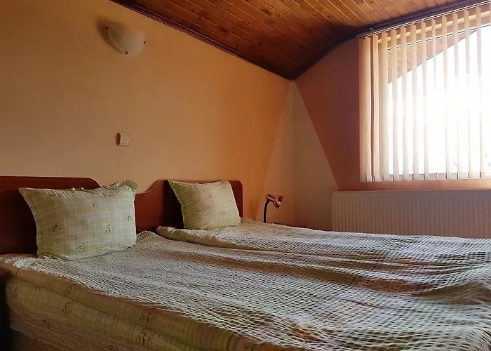 Red House Family House מלון בנסקו