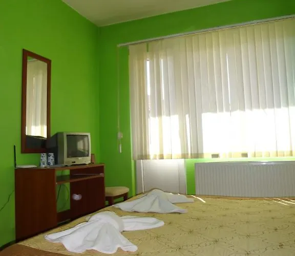 מלון Red House Family House בנסקו