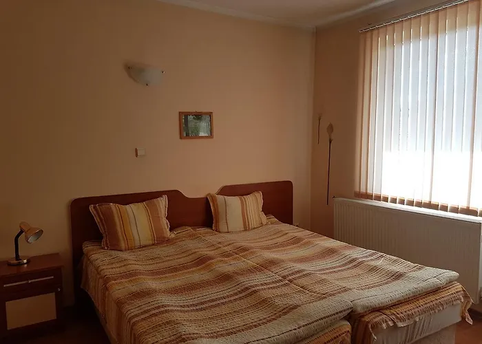 מלון Red House Family House