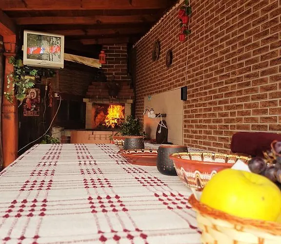 Red House Family House בנסקו