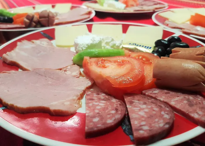 Red House Family House מלון